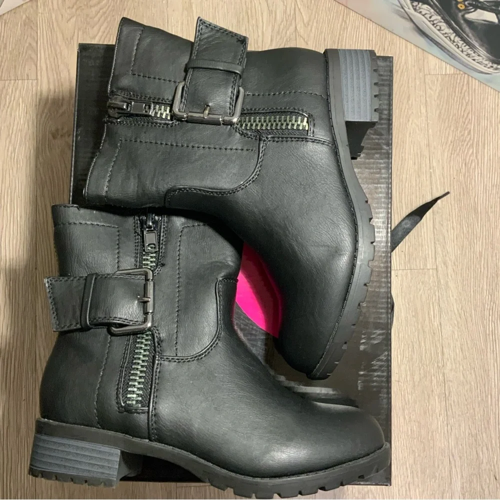 New Soda Modern Chic Low Heel Fashion Ankle Boot - Women’s Size 6, 6.5 - Picture 5 of 10